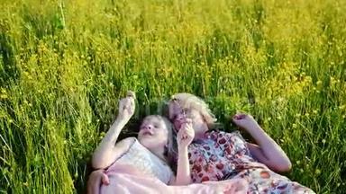 妈妈和女儿6岁的时候一起在一片高大的草地上，<strong>交流</strong>.. <strong>友好</strong>幸福的家庭